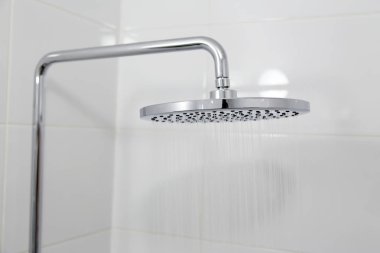   Beyaz kiremit üzerinde Krom duş. Yatay, Dikey.