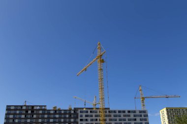 İnşaat aşamasındaki evin üzerinde vinçler . Yatay.