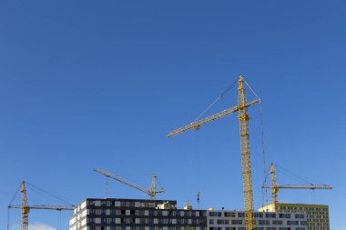 İnşaat aşamasındaki evin üzerinde vinçler . Yatay.