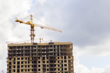 İnşaat aşamasındaki evin üzerinde vinçler . Yatay.