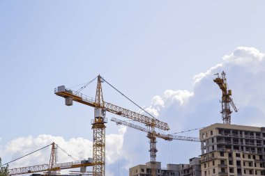 İnşaat aşamasındaki evin üzerinde vinçler . Yatay.