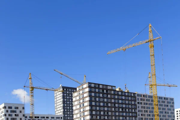 İnşaat aşamasındaki evin üzerinde vinçler . Yatay.