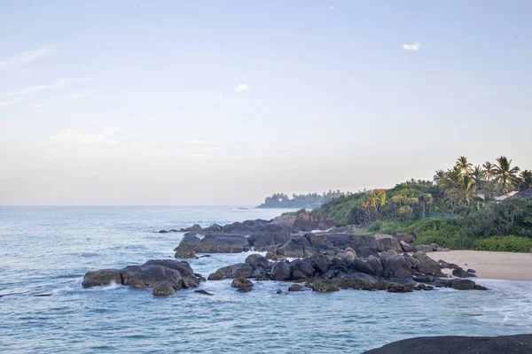 Prachtig Strand Met Palmbomen Rotsblokken Het Tropische Eiland Sri Lanka — Stockfoto