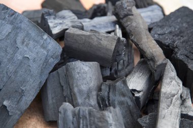 Büyük, siyah kömür bir slayt üzerine serpilir. Yatay.