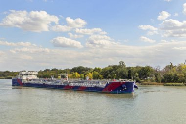  Nehirdeki petrol tankeri. Yatay.