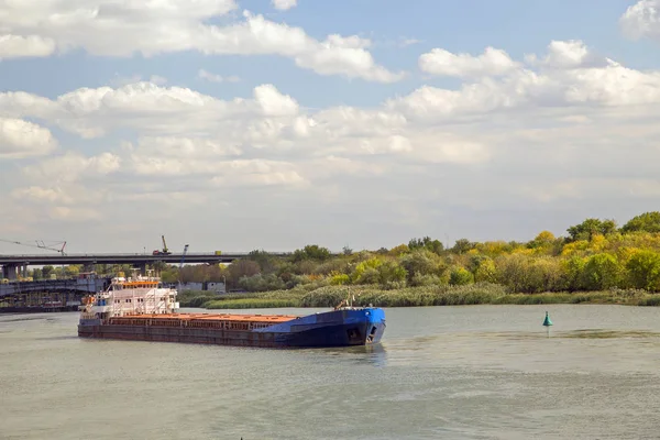 Tanker Minyak Sungai Horisontal — Stok Foto