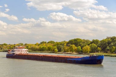  Nehirdeki petrol tankeri. Yatay.