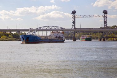  Nehirdeki petrol tankeri. Yatay.