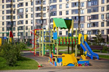 Mahallenin avlusında Modern Oyun Alanı. Yatay.