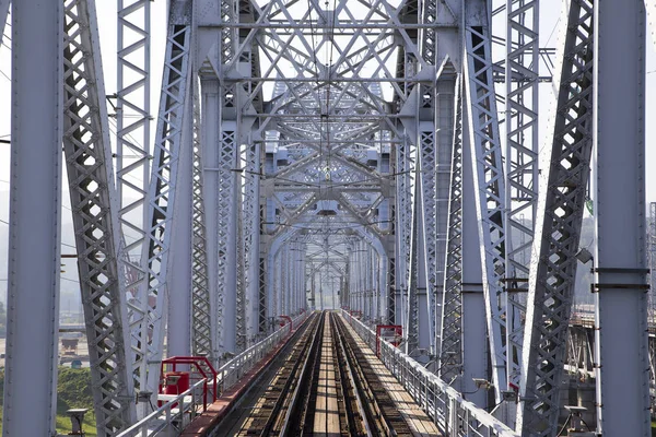Θέα Του Σιδηροδρόμου Μέσω Της Σιδηροδρομικής Γέφυρας Οριζόντια — Φωτογραφία Αρχείου