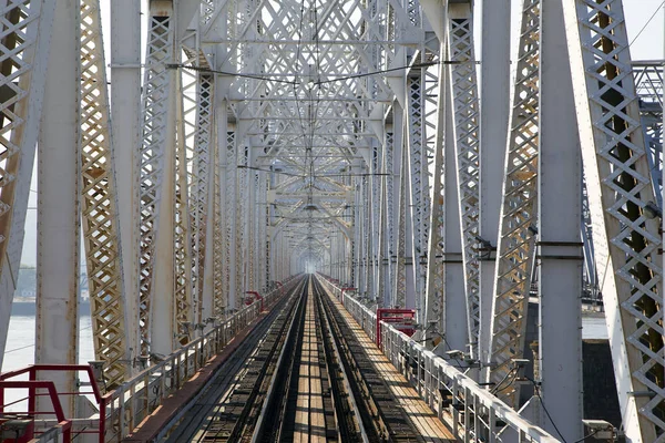 Θέα Του Σιδηροδρόμου Μέσω Της Σιδηροδρομικής Γέφυρας Οριζόντια — Φωτογραφία Αρχείου