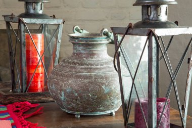 Masada Oryantal tarzıantik metal sürahi.