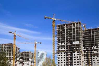   Yekpare, çok katlı binalardan oluşan bir kompleksin inşaatı. Yatay