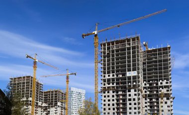   Yekpare, çok katlı binalardan oluşan bir kompleksin inşaatı. Yatay