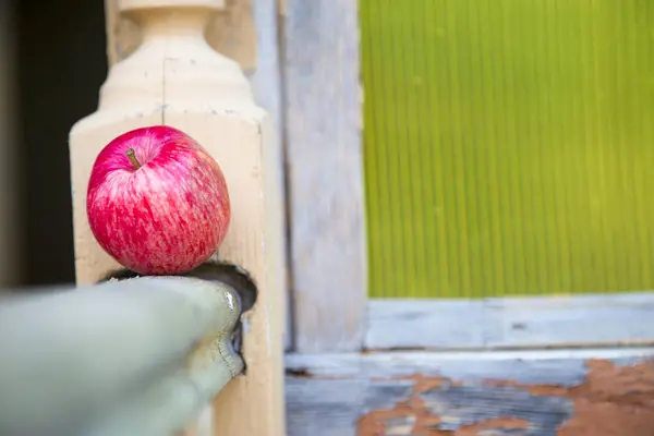 Ein Reifer Roter Apfel Liegt Auf Dem Hölzernen Geländer — Stockfoto