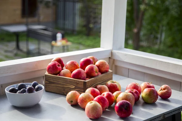 Äpfel Liegen Einem Holzgefäß Auf Dem Tisch — Stockfoto