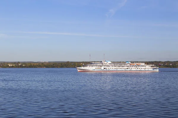 Tourist Boat River Horizontally — Stock Photo, Image