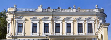 Windows ile eski bir binanın güzel bir cephe . Yaygın olarak.