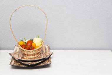   Sepetten beyaz masaya domates döküldü