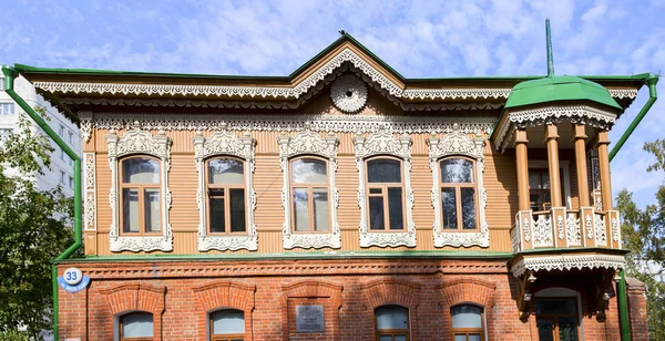 Fasada Starego Odrestaurowany Dom Rzeźbione Taśmy Poziomo — Zdjęcie stockowe