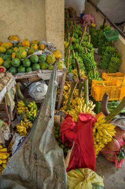 Sri Lanka'da piyasada meyve ve sebze çeşitleri.