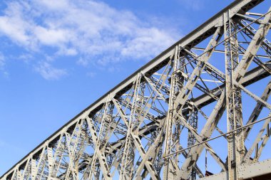  Metal bir demiryolu köprüsünün parçası. Yan görünüm.