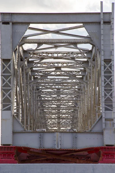 Θραύσμα Μιας Μεταλλικής Σιδηροδρομικής Γέφυρας Πλευρική Όψη — Φωτογραφία Αρχείου
