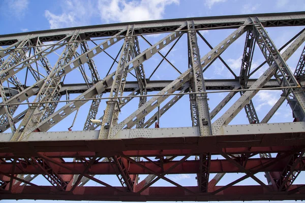 Fragmento Uma Ponte Ferroviária Metálica Vista Lateral — Fotografia de Stock