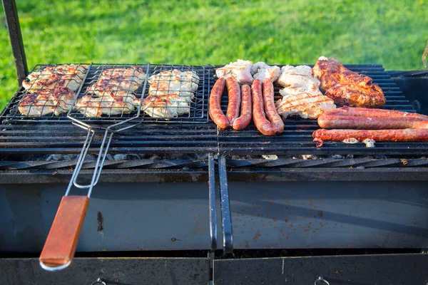 Deliciosas Salchichas Carne Una Parrilla Metal Fríen Brasas Calientes Para — Foto de Stock