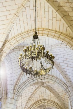 Tapınağın altındaki taş kasada. Yatay olarak..