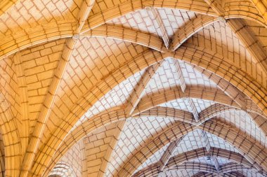 Tapınağın altındaki taş kasada. Yatay olarak..