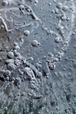 Buz yüzey molekülleri, petrol ve cıva şeklinde