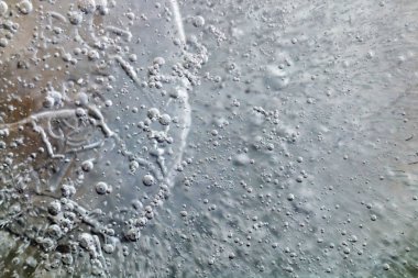 Buz yüzey molekülleri, petrol ve cıva şeklinde