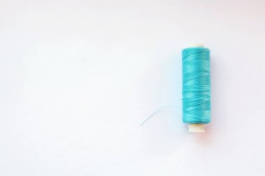 Pembe mavi arka plan üzerinde renkli iplik bobinleri. Dikiş malzemeleri ve aksesuarlar, dikiş, dikiş, nakış. metin için yer. düz yatıyordu, en iyi görünümü 