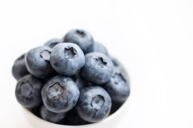 Beyaz arka planda izole edilmiş taze yaban mersini. Yüzeyin derinliği. Sağlıklı ve diyet gıda konsepti. Taze meyve..