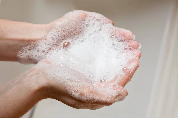 浴室で女性の手で石鹸の泡 — ストック写真