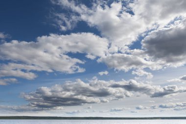 basit yaz yatay, bulutlar ve nehir