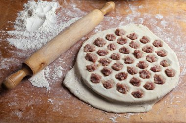 oklava ve un kaplı bir tahta üzerinde etli köfte için hazırlık