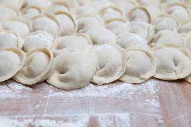 el yapımı köfte bir tahta üzerine koydu. 