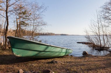 göl kıyısında eski yeşil tekne