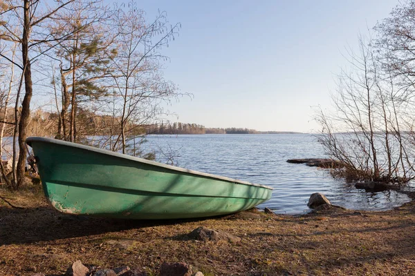 göl kıyısında eski yeşil tekne
