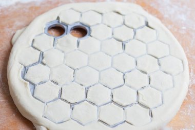 elle köfte yapmak. Kurulu closeup üzerinde haddelenmiş hamur