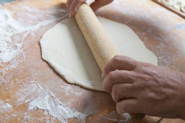 köfte için hamur rulo yaşlı bir kadının elinde oklava