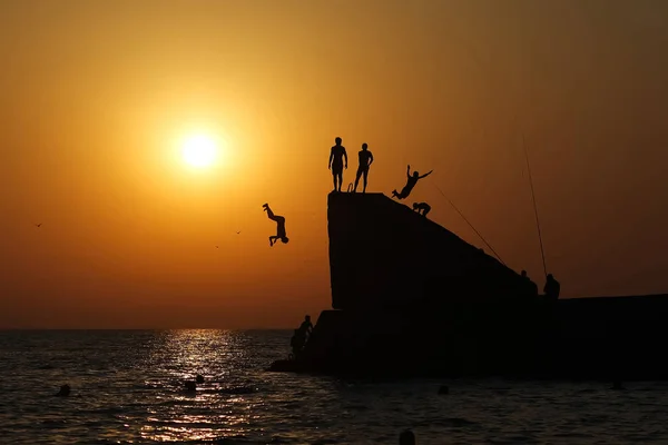 Дети Прыгают Пирса Море Силуэты Закате Летние Путешествия — стоковое фото
