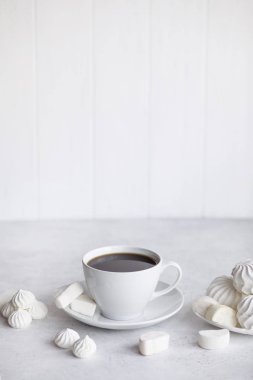 Bir fincan kahve beyaz arka plan üzerinde. Marshmallow, tatlılar ve kahve çekirdekleri.