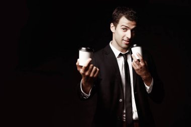 Acımasız adam kahve siyah elbiseli. Siyah arka plan. Seninle kahve. Yöneticisi.