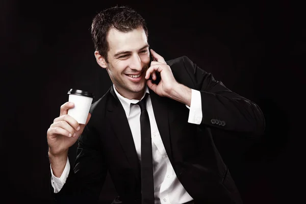 Tipo Brutal Con Traje Negro Con Café Teléfono Fondo Negro — Foto de Stock