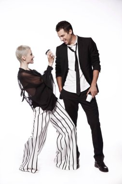 Siyah bir takım elbise ve bir kız beyaz bir arka planda oynak, kahve bardağı ile dans neşeli adam. Kahve. Reklam.