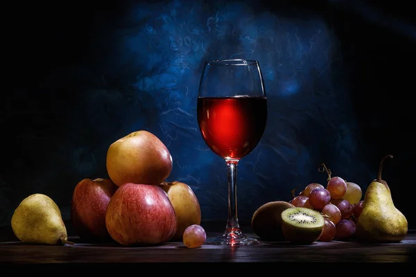 Csendélet Alma Szőlő Gyümölcs Sötét Kék Háttéren Piros Fogyókúra Egészséges — Stock Fotó