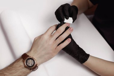 Manikür salonunda prosedür de adam. Spa, manikür, tırnak tırnak dosya buff işleme. Güzel erkek elleri.